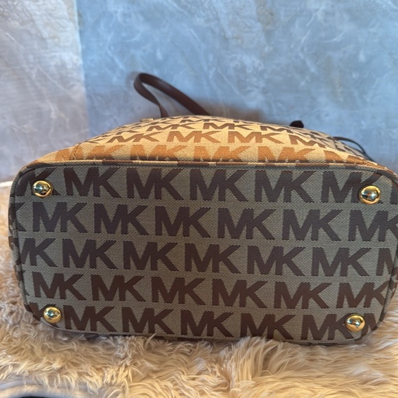 Michael Kors Tote Bag - Picture 4 of 8